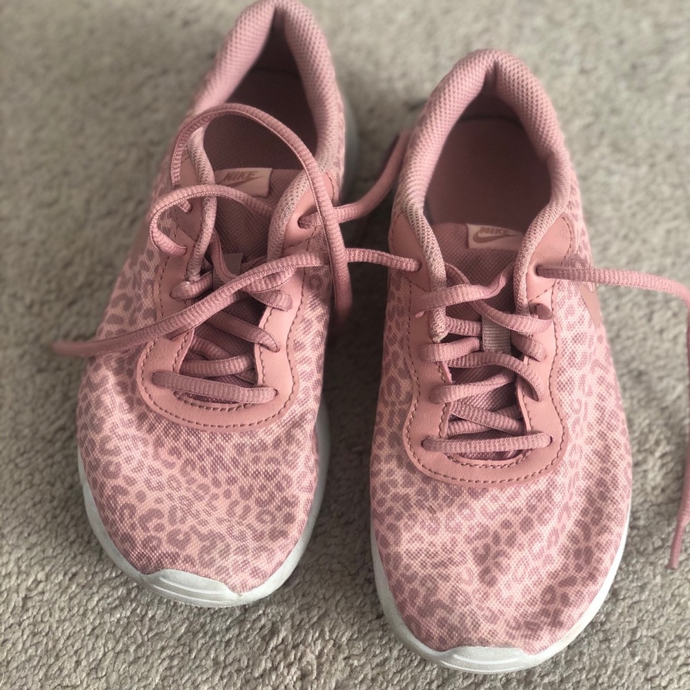 Girl’s Nike shoes